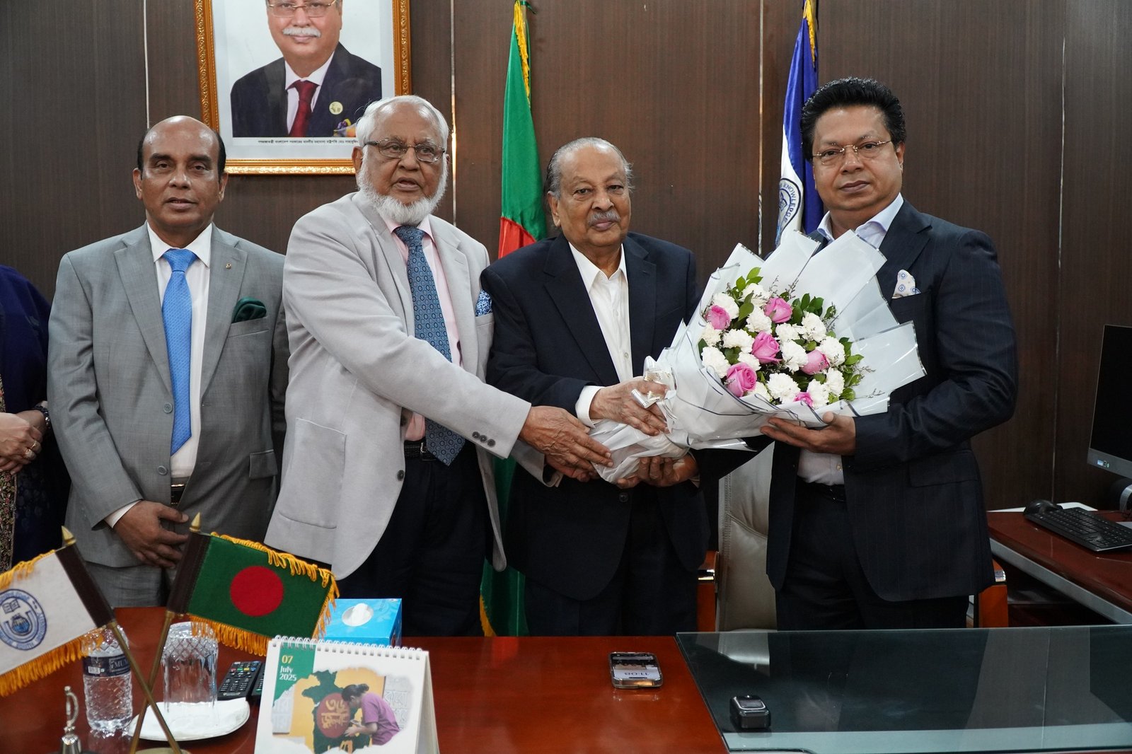 নর্থ সাউথ ইউনিভার্সিটির বোর্ড অফ ট্রাস্টিজ-এর চেয়ারম্যান পদে পরিবর্তন আজিম উদ্দিন আহমেদকে সম্মাননা, নতুন চেয়ারম্যান হিসেবে আজিজ আল কায়সারকে স্বাগত