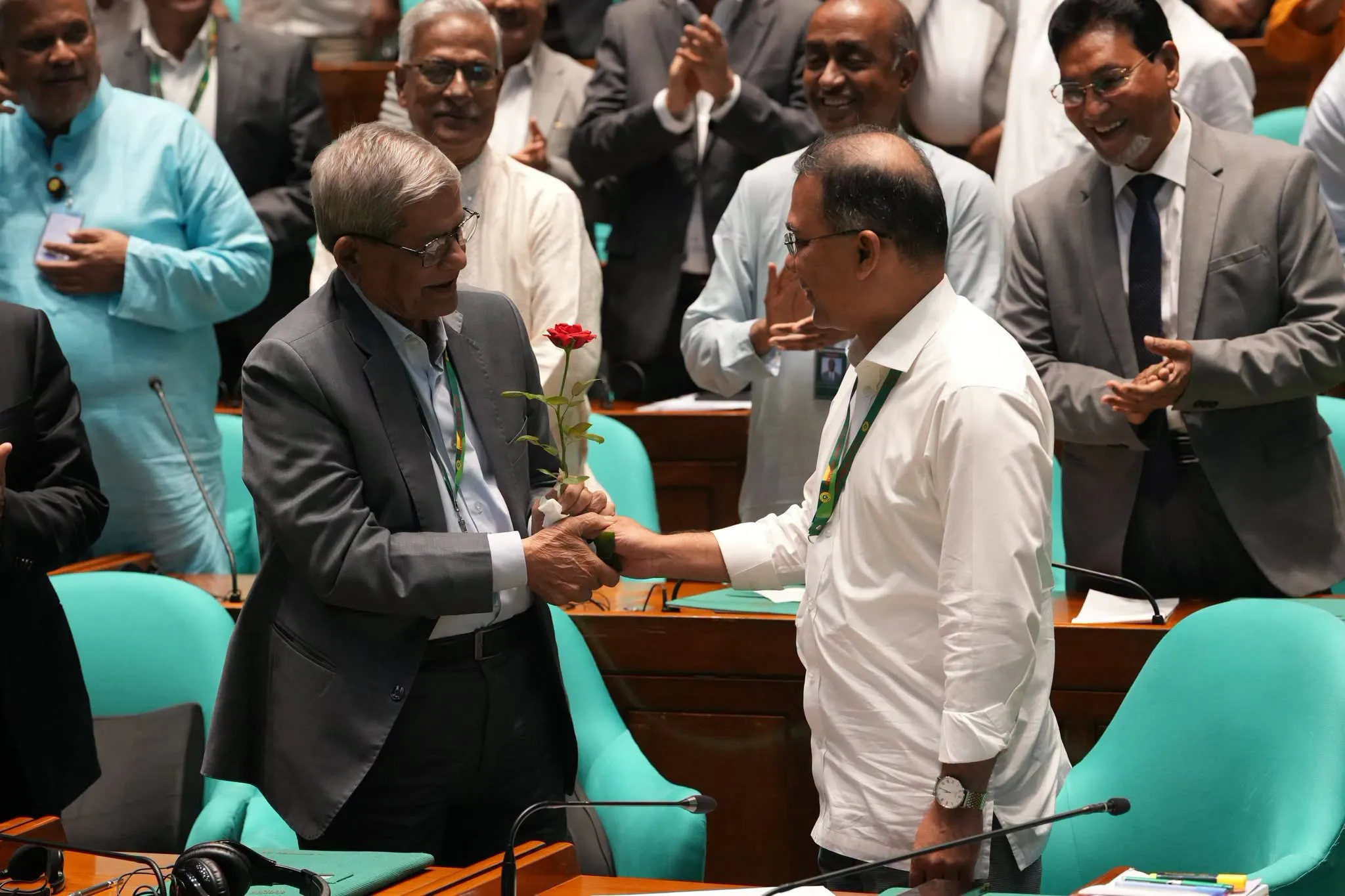 মির্জা ফখরুলকে ফুল দিয়ে অভিনন্দন জানালেন প্রধানমন্ত্রী তারেক রহমান