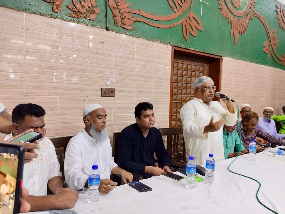 নোয়াখালীতে বিএনপি নেতাকর্মীদের সাথে ঈদ শুভেচ্ছা বিনিময় অনুষ্ঠানে প্রধান অতিথি বিএনপির ভাইস চেয়ারম্যান ও সাবেক মন্ত্রী বরকত উল্যা বুলু