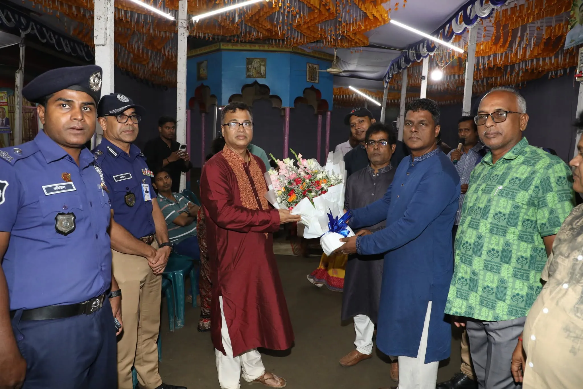 গাজীপুরের কালিয়াকৈরে দুর্গাপূজার নিরাপত্তা ও আইনশৃঙ্খলা পরিস্থিতি পরিদর্শনে ডিআইজি ও বিভাগীয় কমিশনার