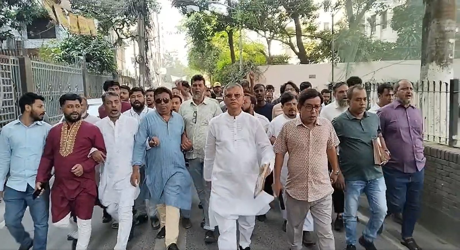 ঢাকা-১২ আসনে তারেক রহমানের ৩১ দফা প্রচারে লিফলেট বিতরণ করলেন সাইফুল আলম নীরব