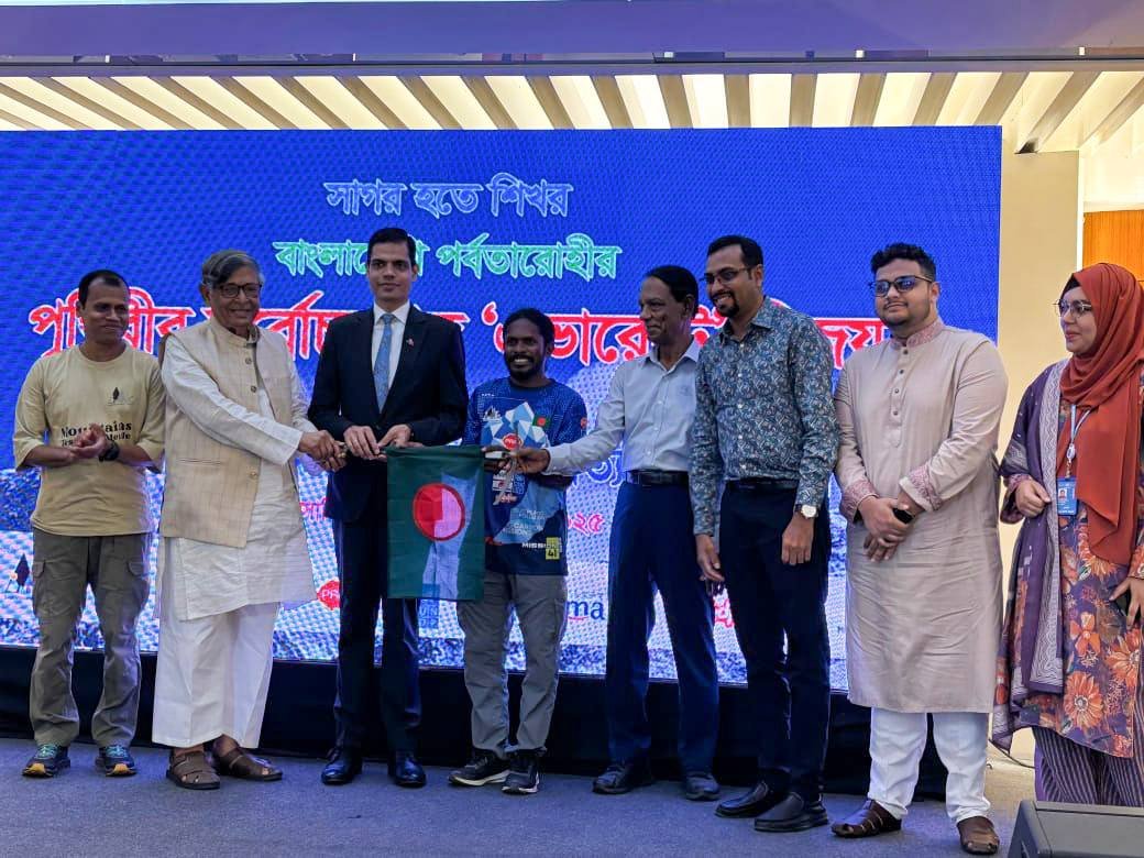'এভারেস্ট' বিজয় অভিযানে সফল শাকিলকে নেপাল রাষ্ট্রদূতের শুভেচ্ছা