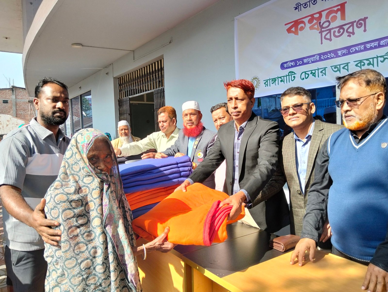 রাঙামাটিতে শীতার্ত মানুষের মাঝে কম্বল বিতরণ করেছে রাঙামাটি চেম্বার অফ কমার্স