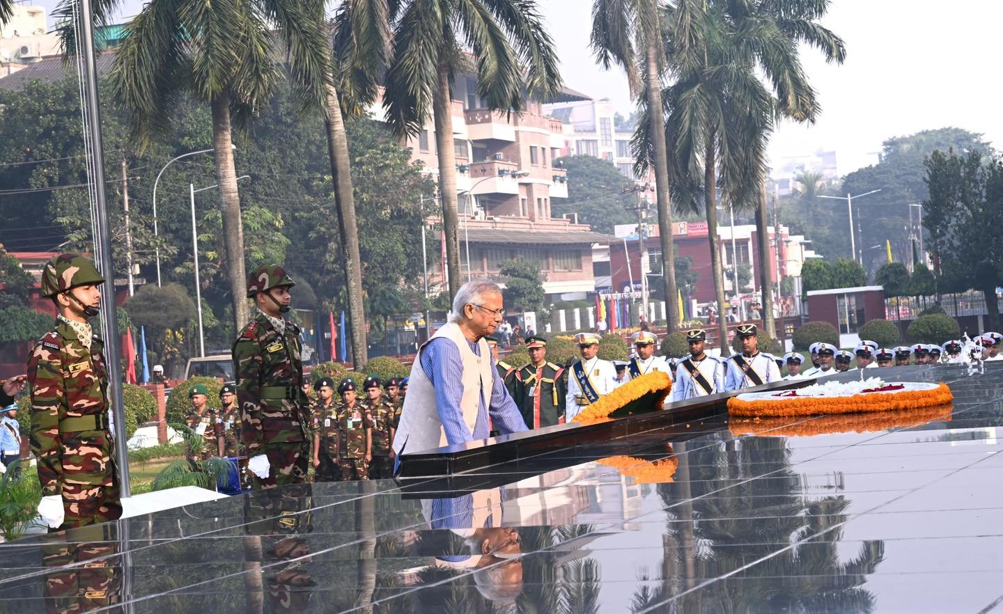 সশস্ত্র বাহিনীর বীর শহীদদের প্রতি শ্রদ্ধা নিবেদন করেছেন প্রধান উপদেষ্টা