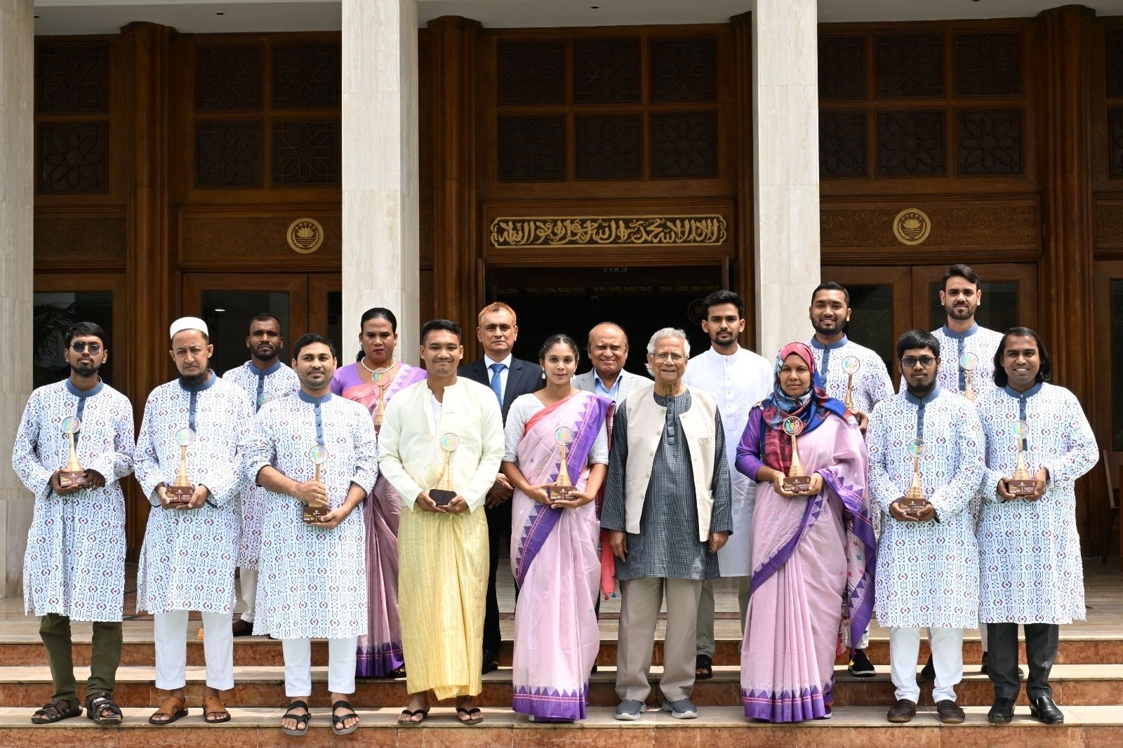 ১২ তরুণকে ‘ইয়ুথ ভলান্টিয়ার অ্যাওয়ার্ড’ প্রদান করলেন প্রধান উপদেষ্টা