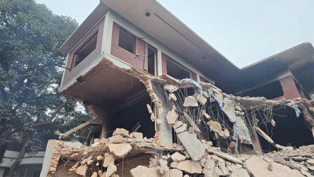 গুঁড়িয়ে দেয়া হলো ধানমন্ডি ৩২