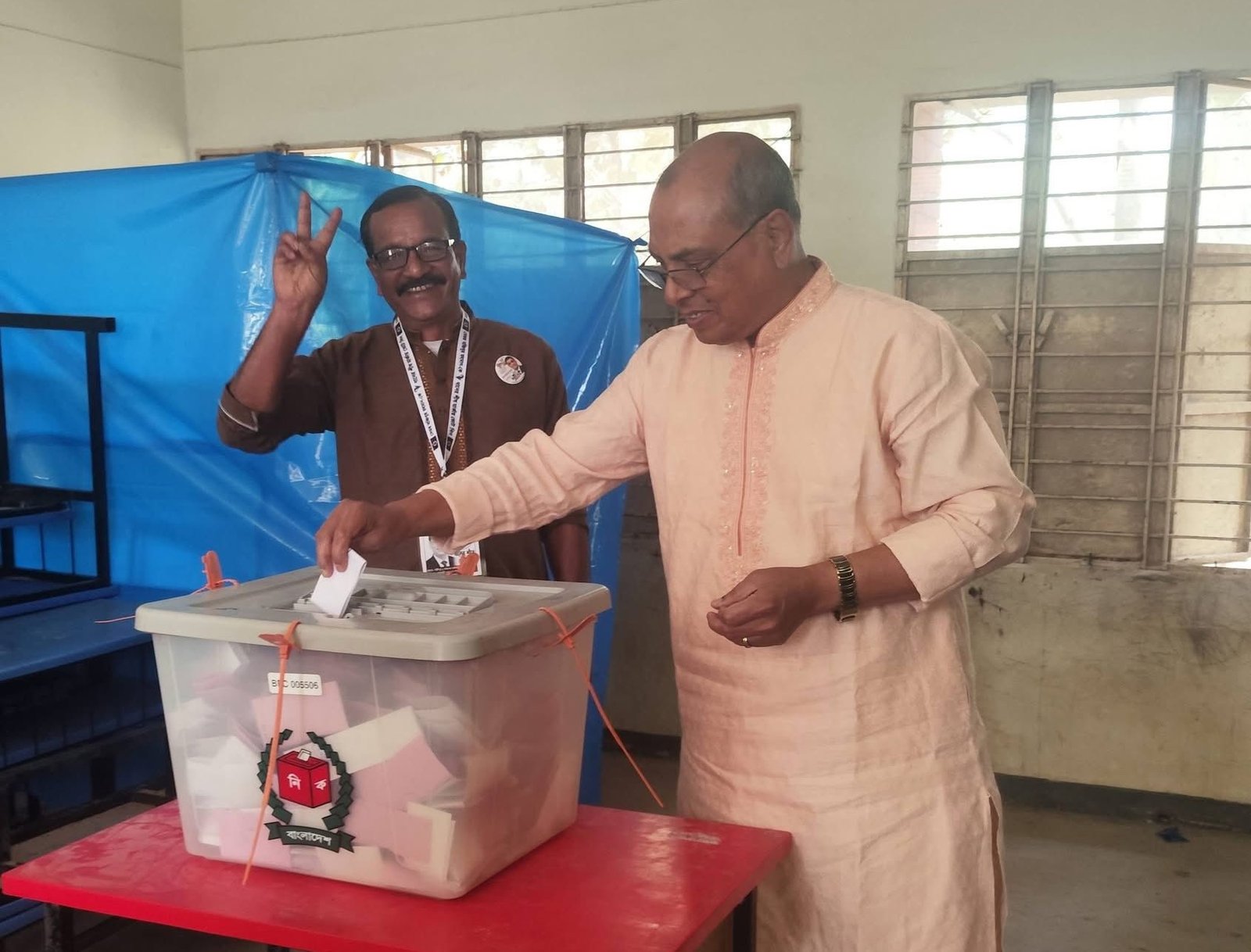 নিজ কেন্দ্রে ভোট দিলেন কাজী ছাইয়েদুল আলম বাবুল