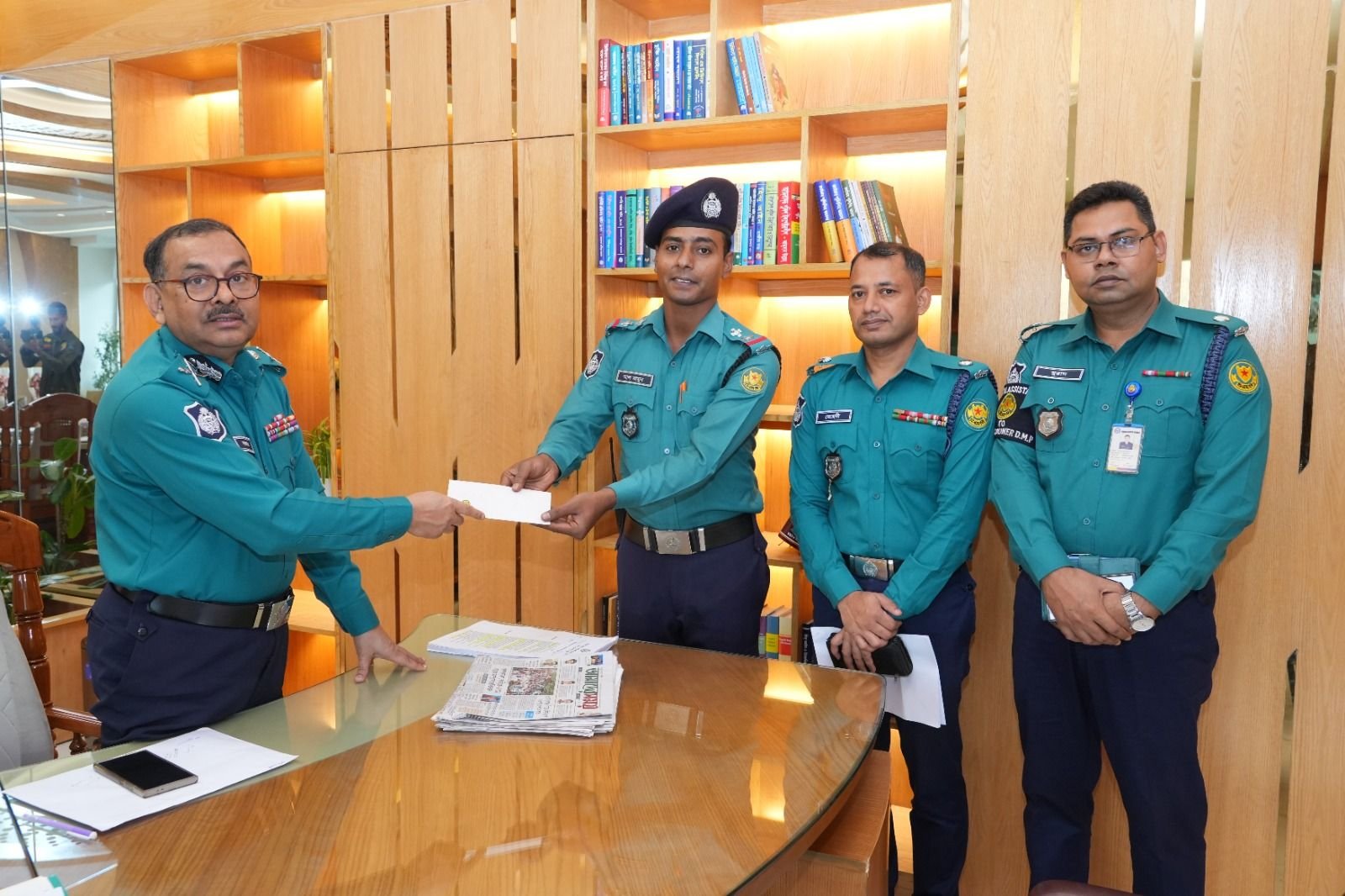 মোবাইল ফোনসহ ছিনতাইকারী আটক করায় ট্রাফিক সার্জেন্টকে পুরস্কৃত করলেন ডিএমপি কমিশনার
