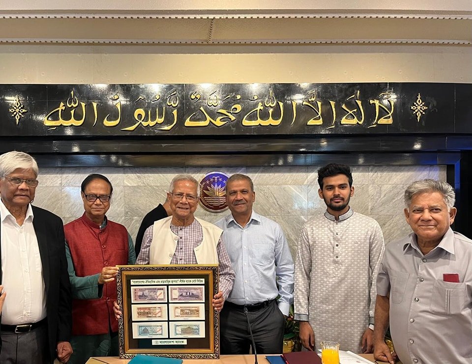 নতুন ডিজাইনের ছয়টি ব্যাংকনোটের ছবি প্রধান উপদেষ্টার হাতে হস্তান্তর