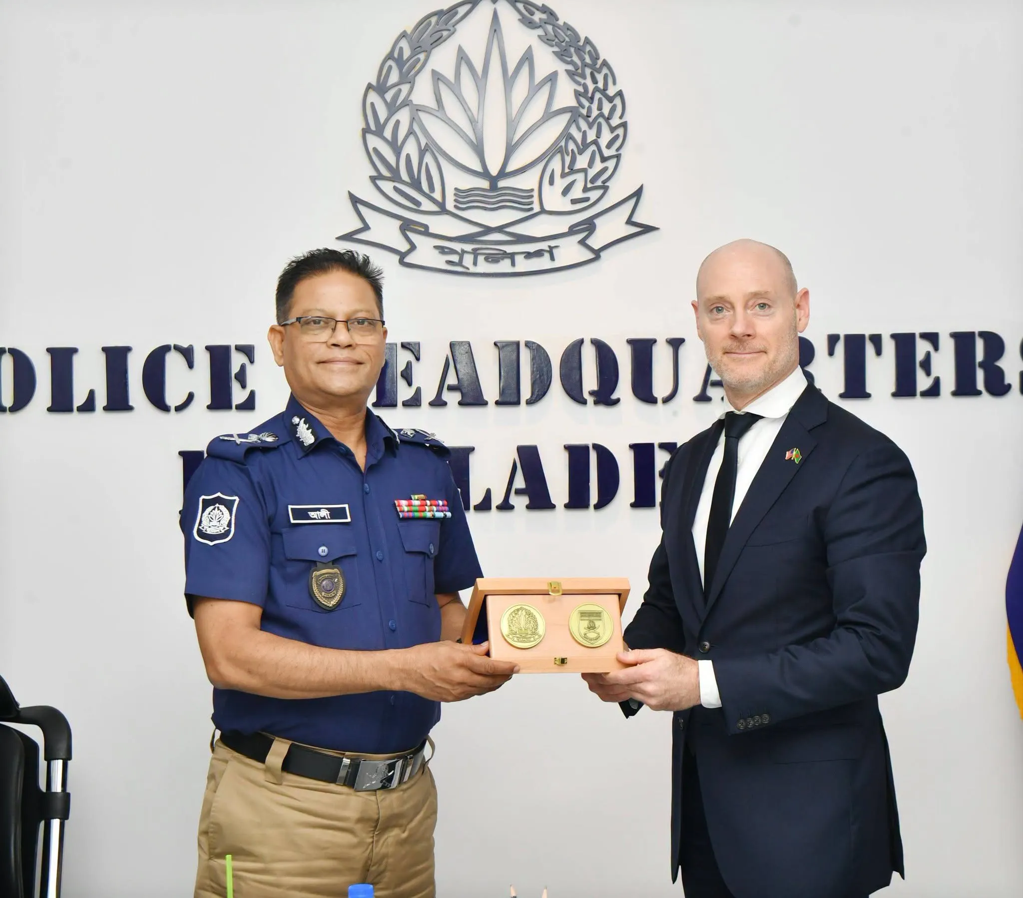 আইজিপির সঙ্গে সৌজন্য সাক্ষাৎ করলেন এফবিআই প্রতিনিধিদল