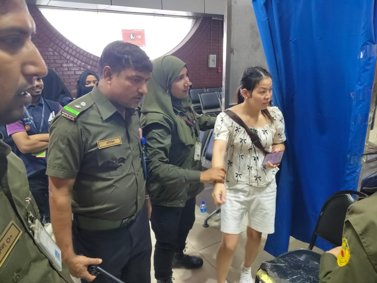 আনসার সদস্যদের তৎপরতায় হযরত শাহজালাল আন্তর্জাতিক বিমানবন্দরে ৭৯টি মোবাইল ফোন উদ্ধার