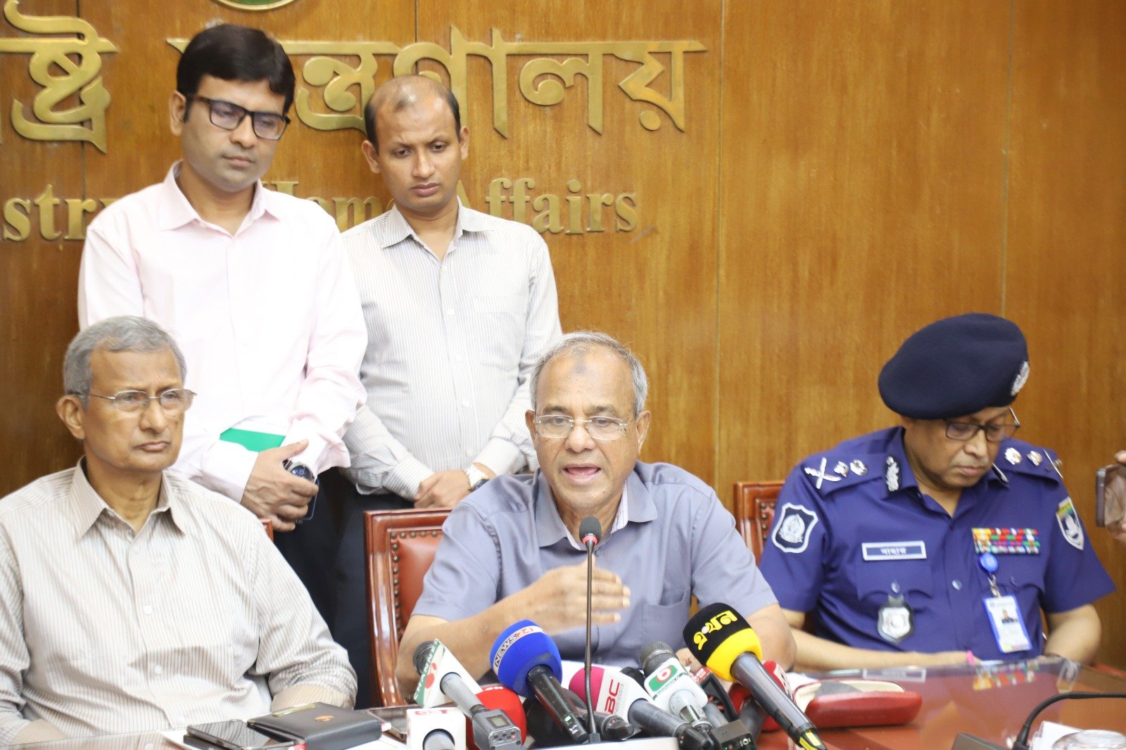 দুর্গাপূজায় এবার মণ্ডপের পাশাপাশি আইনশৃঙ্খলা বাহিনীর সদস্য সংখ্যা বেড়েছে: স্বরাষ্ট্র উপদেষ্টা