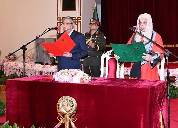 প্রধান বিচারপতি হিসেবে বিচারপতি সৈয়দ রেফাত আহমেদের শপথ গ্রহণ