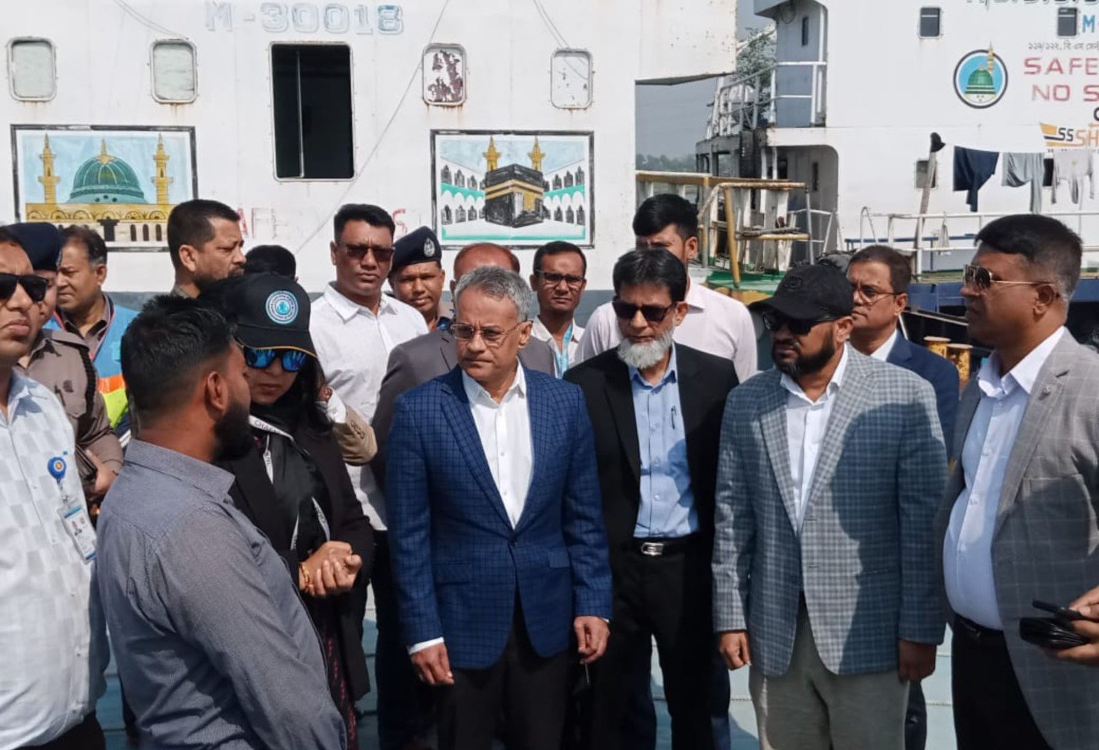 নদীতে খাদ্যপণ্যবাহী লাইটার জাহাজ নোঙর করে পণ্য খালাসে বিলম্ব, কঠোর আইনগত ব্যবস্থা গ্রহণের নির্দেশ নৌপরিবহন মন্ত্রীর