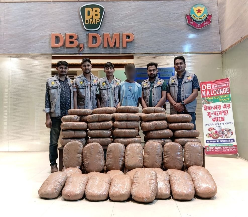 ধাওয়া করে বিশেষ কায়দায় লুকানো ৪০ লক্ষ টাকা মূল্যের গাঁজা ও পিকআপসহ মাদক কারবারি দেলোয়ারকে গ্রেফতার করেছে ডিবি