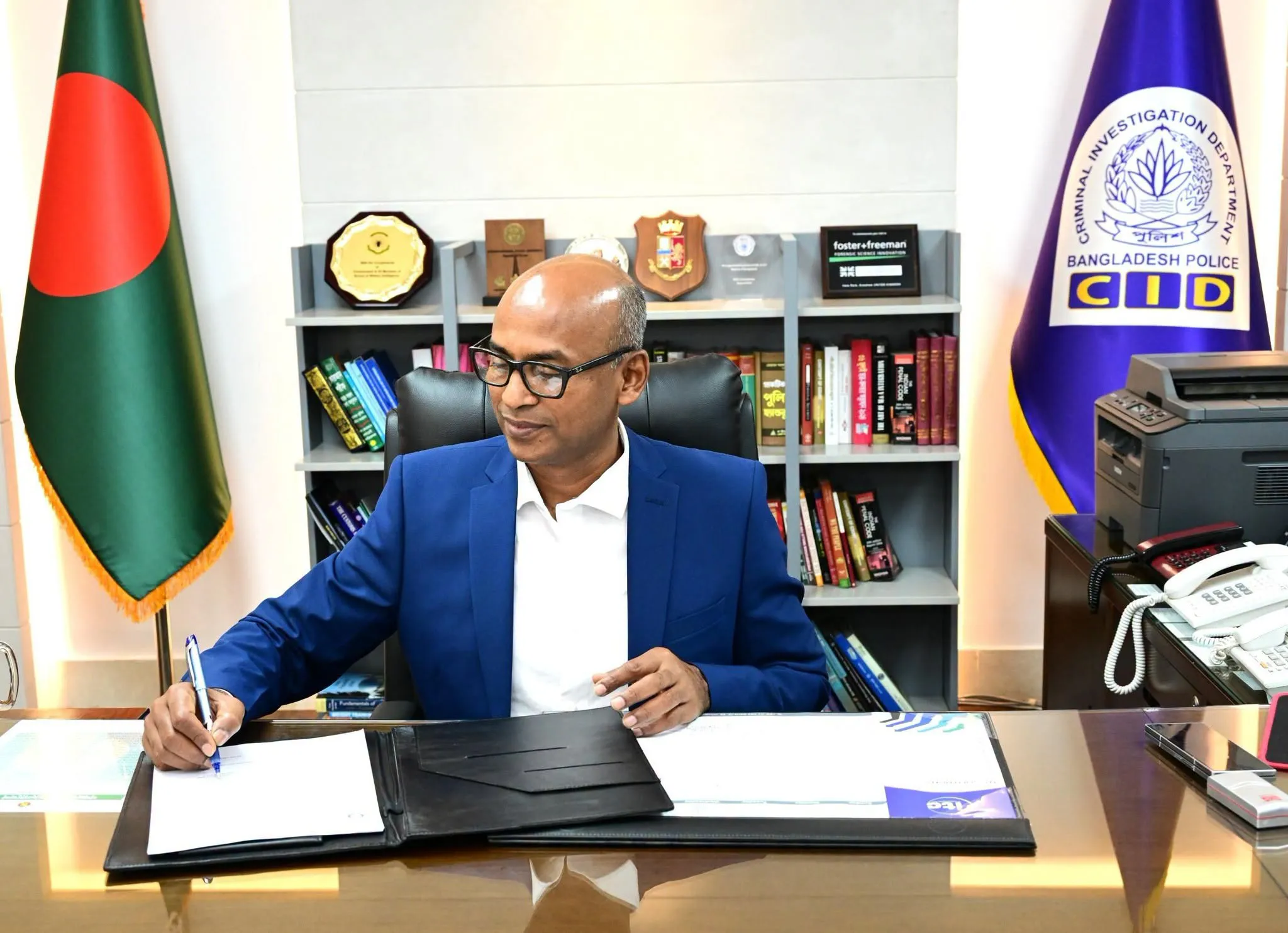 সিআইডি প্রধান হিসেবে দায়িত্ব গ্রহণ করলেন অ্যাডিশনাল আইজিপি ব্যারিস্টার মোহাম্মদ মোশাররফ হোছাইন