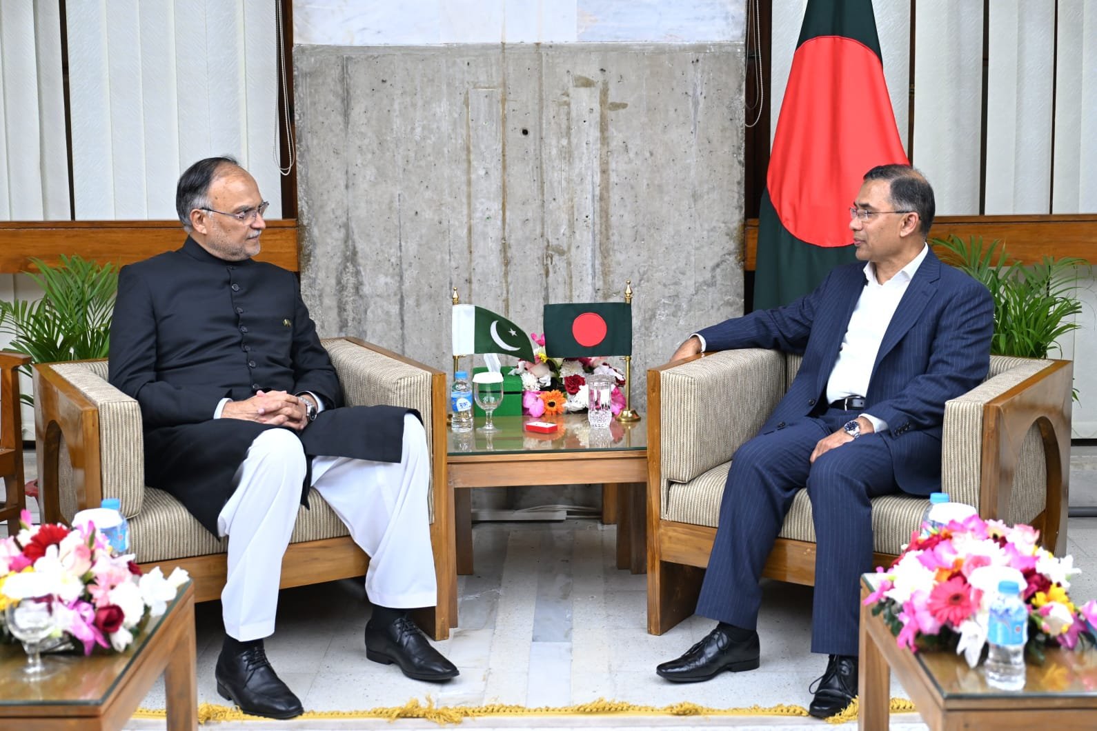 নবনির্বাচিত প্রধানমন্ত্রীর সঙ্গে পাকিস্তানের পরিকল্পনামন্ত্রীর সাক্ষাৎ