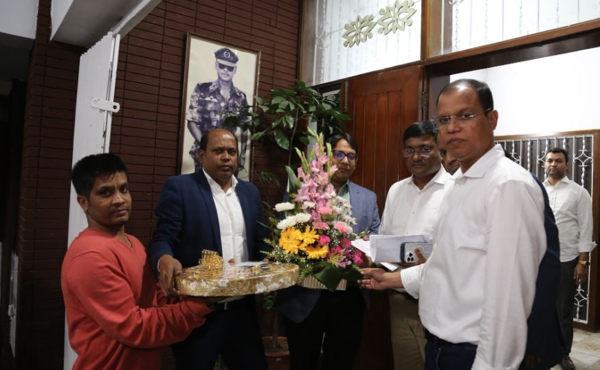 তারেক রহমানকে ফুলেল শুভেচ্ছা ও মিষ্টি পাঠিয়েছেন পশ্চিমবঙ্গের মুখ্যমন্ত্রী মমতা বন্দ্যোপাধ্যায়