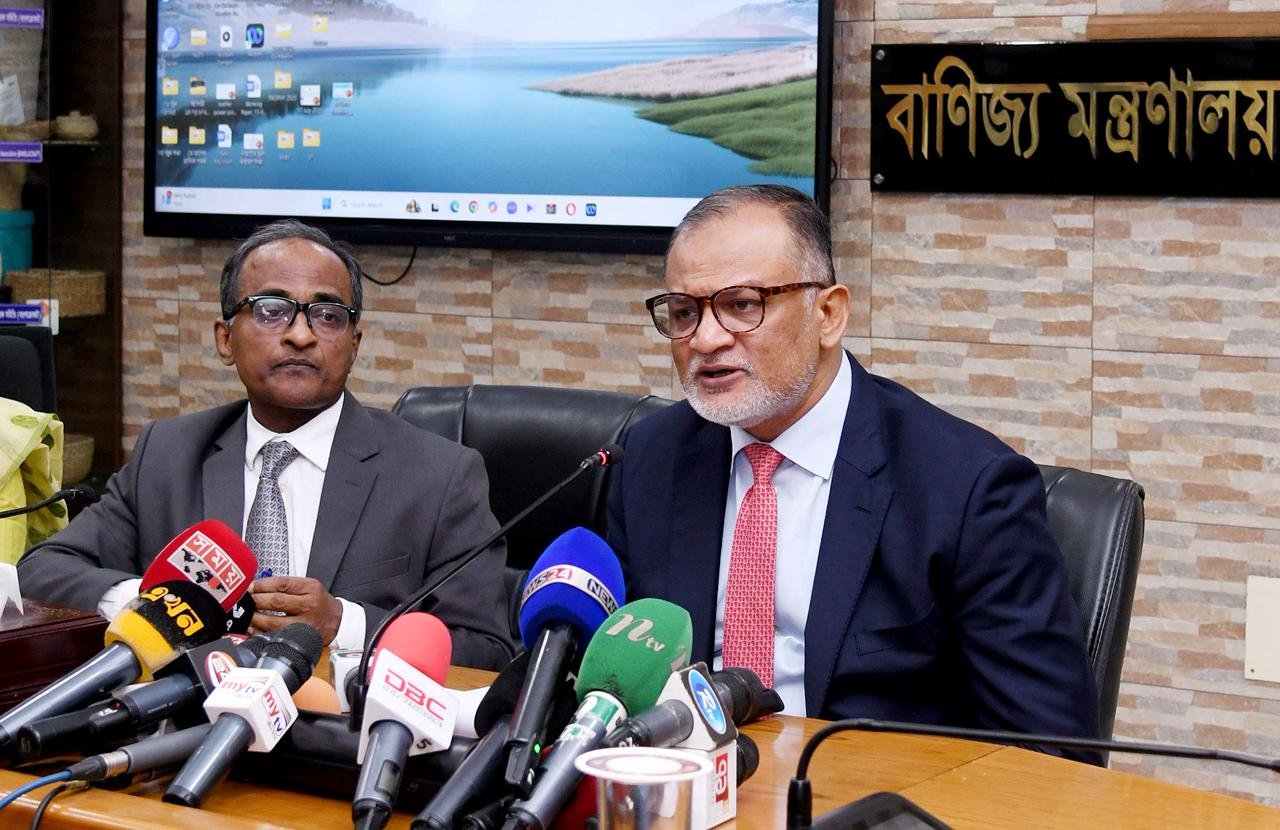 বাংলাদেশ-পাকিস্তান জয়েন্ট ইকোনমিক কমিশন কার্যকর করার উদ্যোগ নেওয়া হচ্ছে: বাণিজ্য উপদেষ্টা