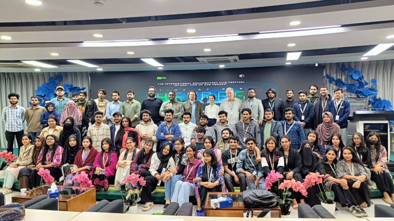 রাশিয়ান হাউস ইন বাংলাদেশ-এর উদ্যোগে ড্যাফোডিল বিশ্ববিদ্যালয়ে অনুষ্ঠিত হলো ‘RT.DOC: Time of Our Heroes’ প্রদর্শনী