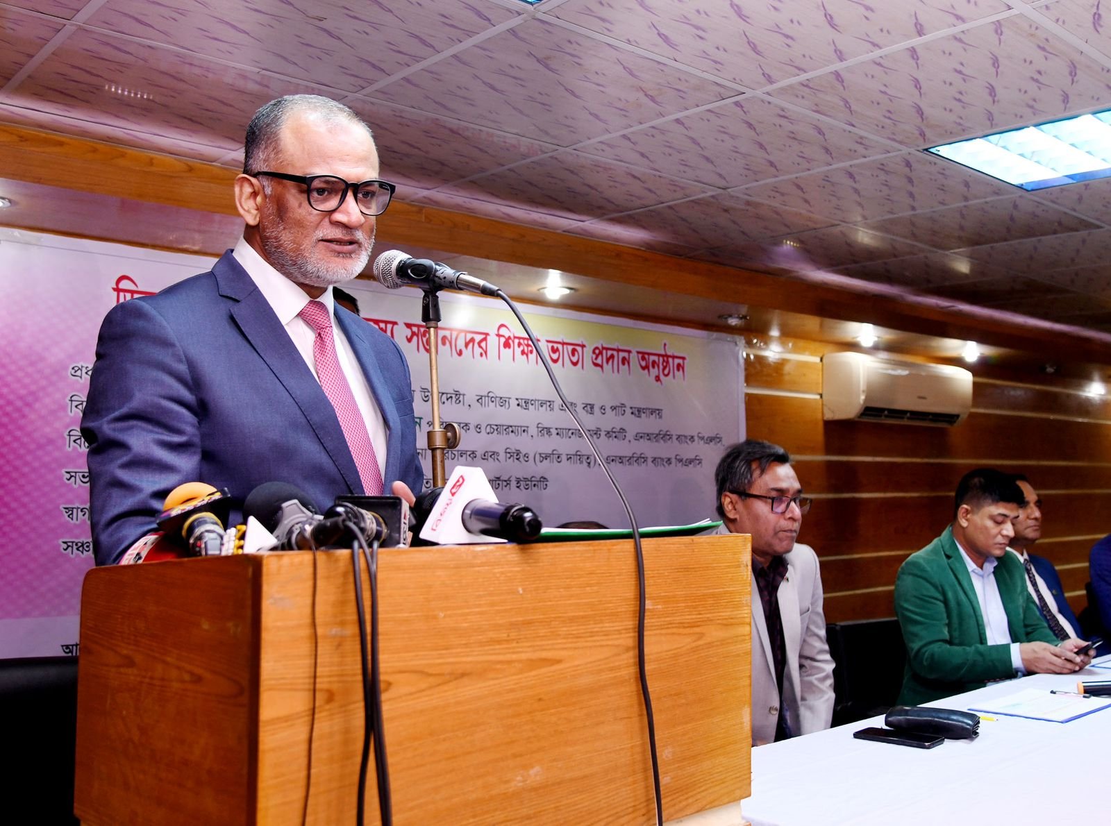 মর্যাদাপূর্ণ সমাজ রুপান্তরে কাজ করতে হবে: বাণিজ্য উপদেষ্টা
