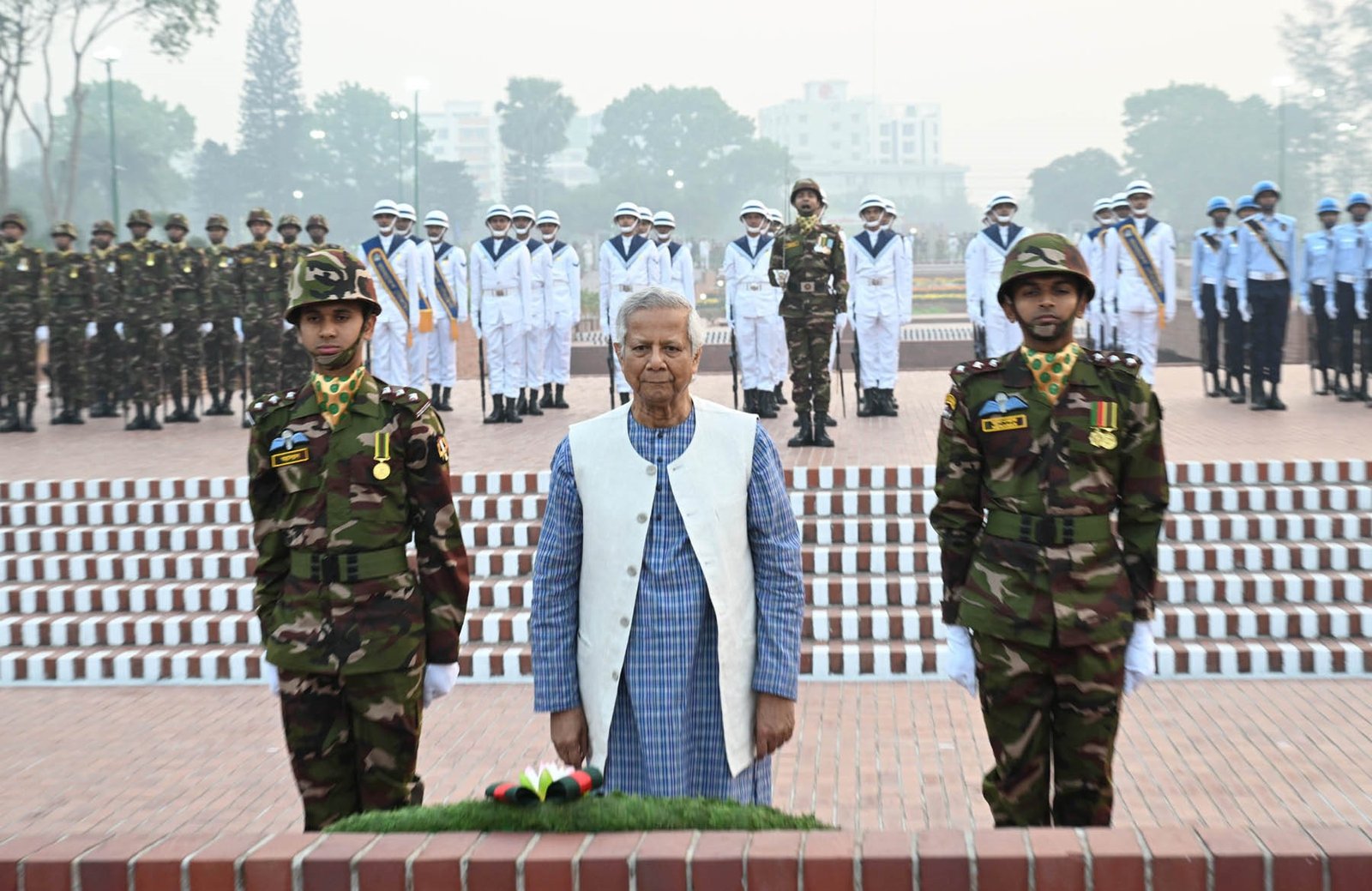 মহান স্বাধীনতা ও জাতীয় দিবস উপলক্ষে জাতীয় স্মৃতিসৌধে প্রধান উপদেষ্টার শ্রদ্ধা নিবেদন