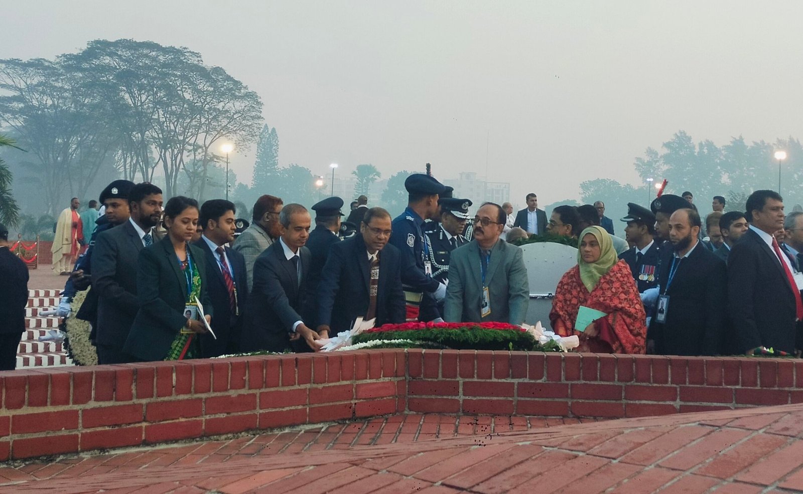 মহান বিজয় দিবসে জাতীয় স্মৃতিসৌধে শ্রদ্ধা নিবেদন করলেন ঢাকা জেলা প্রশাসক