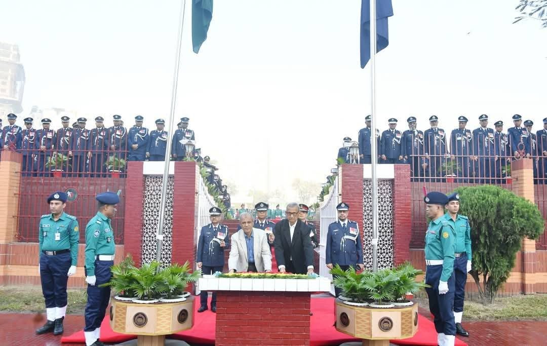 রাজারবাগ পুলিশ স্মৃতিসৌধে স্বরাষ্ট্র উপদেষ্টার শ্রদ্ধা নিবেদন