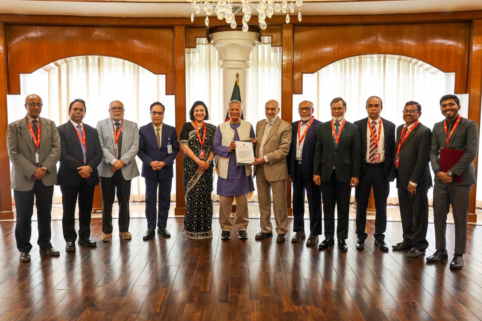 প্রশাসন ও বিচার বিভাগীয় সংস্কার কমিশনের প্রতিবেদন প্রধান উপদেষ্টার হাতে হস্তান্তর