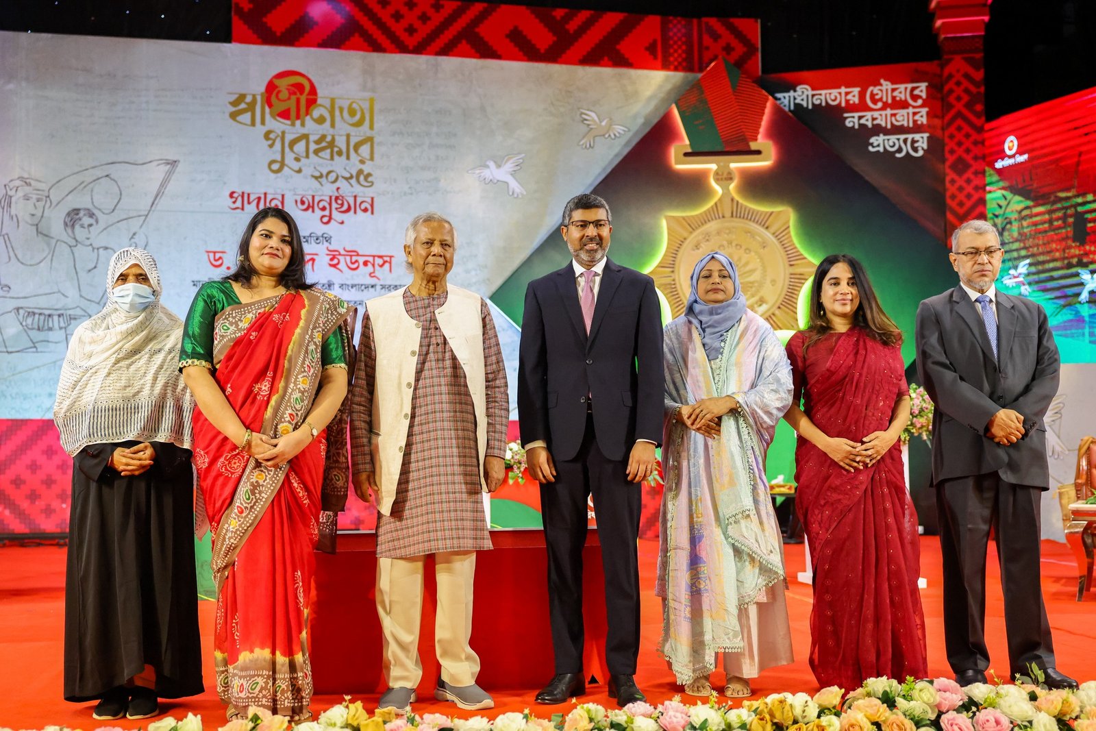 জাতীয় পর্যায়ে অসামান্য অবদানের স্বীকৃতিস্বরূপ ৭ বিশিষ্ট ব্যক্তির হাতে স্বাধীনতা পুরস্কার তুলে দেন প্রধান উপদেষ্টা