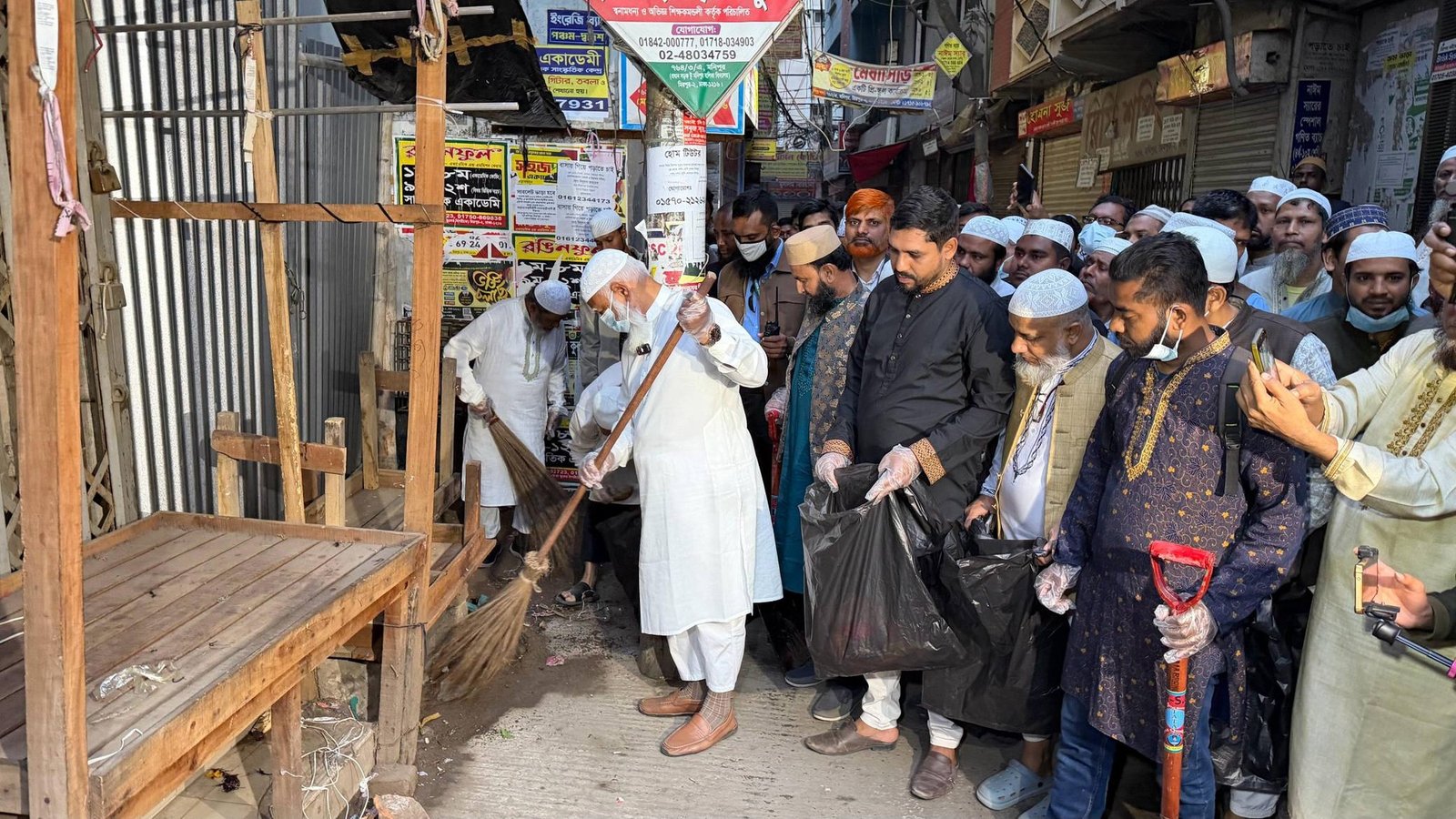 জামায়াত আমীর ও বিরোধী দলীয় নেতা ডা. শফিকুর রহমান এমপি’র নেতৃত্বে “ক্লিন ঢাকা গ্রীণ ঢাকা” কর্মসূচির উদ্বোধন