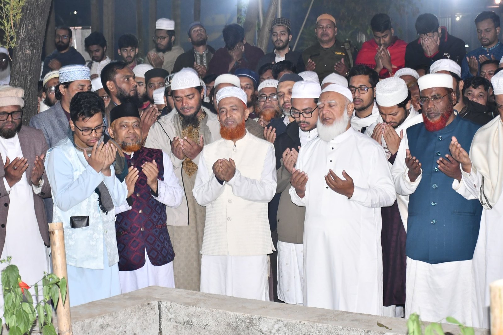 শহীদ শরীফ ওসমান হাদির কবর জিয়ারত করলেন জামায়াতে ইসলামীর আমীর ডা. শফিকুর রহমান