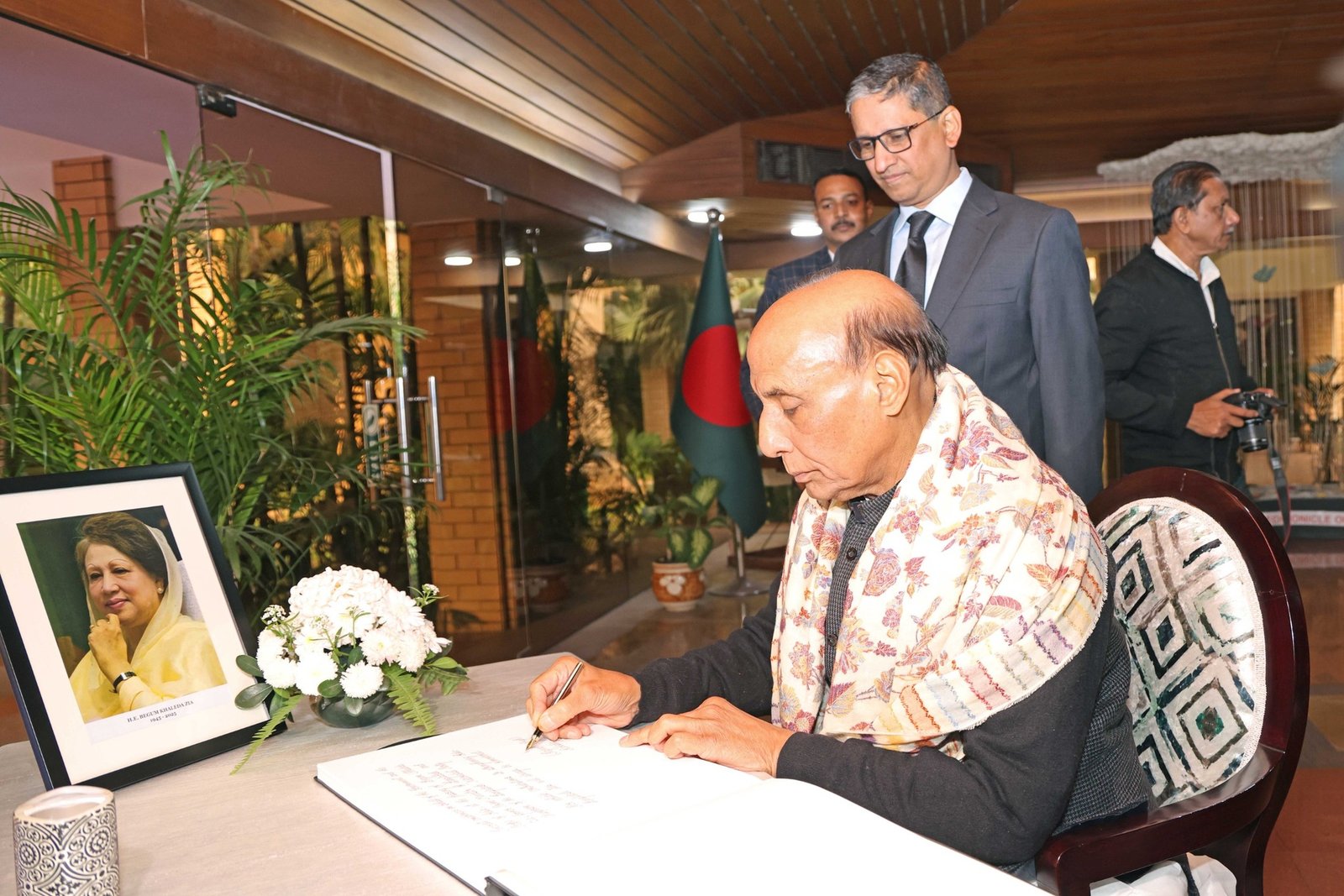 নয়াদিল্লিতে বাংলাদেশ হাইকমিশনে খালেদা জিয়ার প্রতি শ্রদ্ধা জানালেন ভারতের প্রতিরক্ষা মন্ত্রী রাজনাথ সিং