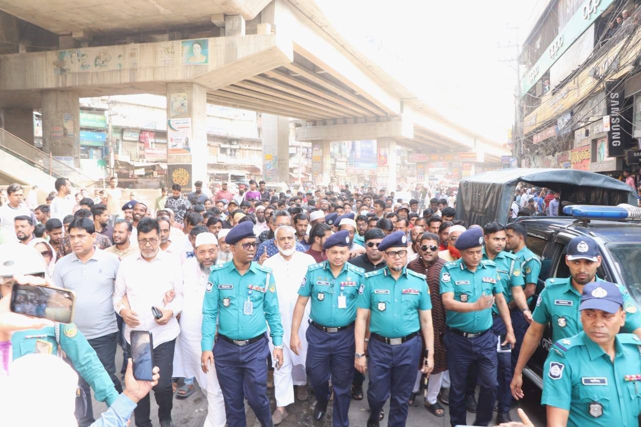 গাজীপুর মেট্রোপলিটন পুলিশ কমিশনারের চৌরাস্তা সংলগ্ন এলাকা ফুটপাত দখলমুক্ত ও যানজট নিরসন অভিযান পরিদর্শন ।