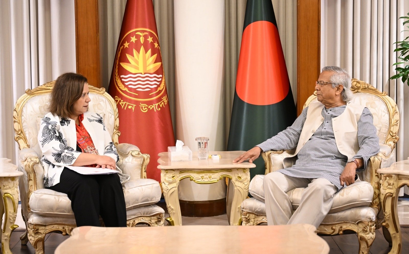 প্রধান উপদেষ্টার সাথে সাক্ষাৎ করেছেন তুরস্কের উপ-পররাষ্ট্রমন্ত্রী
