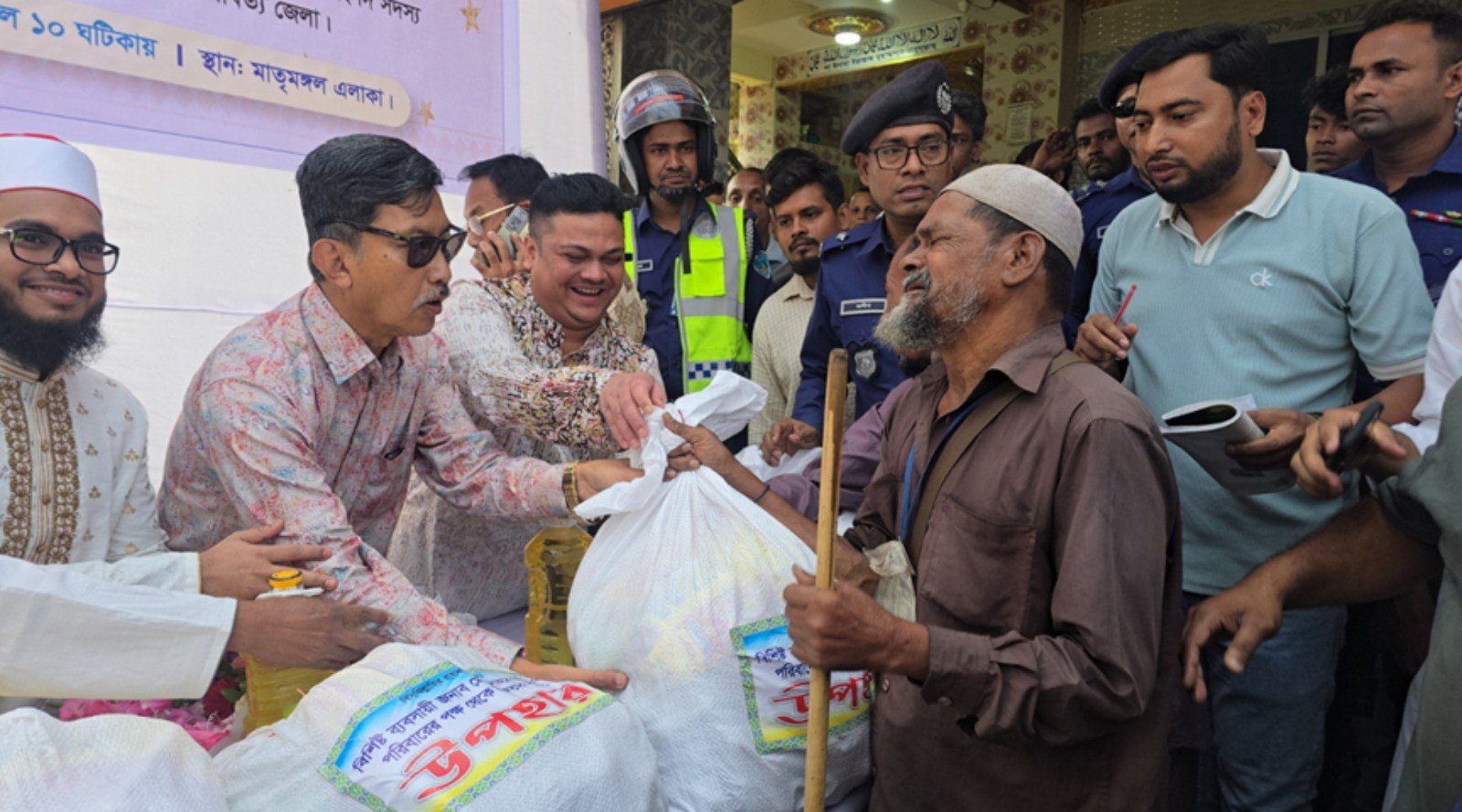 উৎসবে দরিদ্রদের আনন্দ বাড়াতে বিত্তবানদের এগিয়ে আসার আহ্বান পার্বত্য মন্ত্রীর