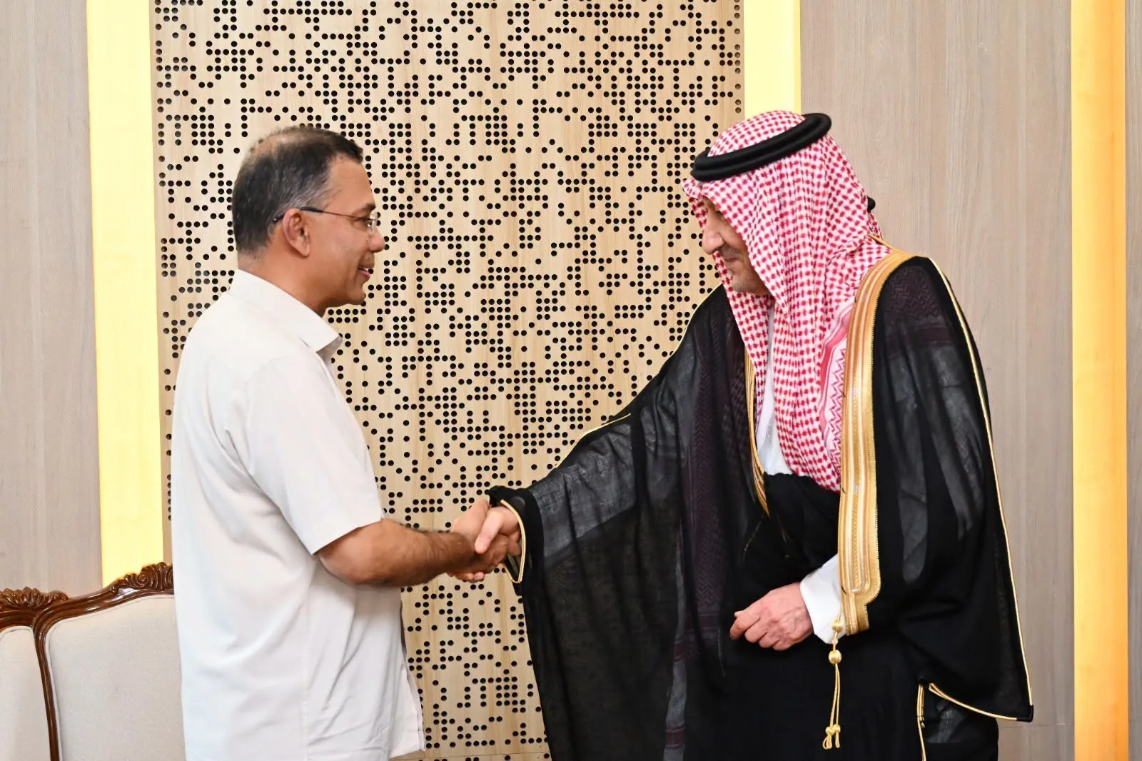 প্রধানমন্ত্রী তারেক রহমানের সঙ্গে সৌদি উপ-পররাষ্ট্রমন্ত্রীর সাক্ষাৎ, সৌরবিদ্যুৎসহ বিভিন্ন খাতে বিনিয়োগ বাড়াতে আগ্রহী সৌদি আরব