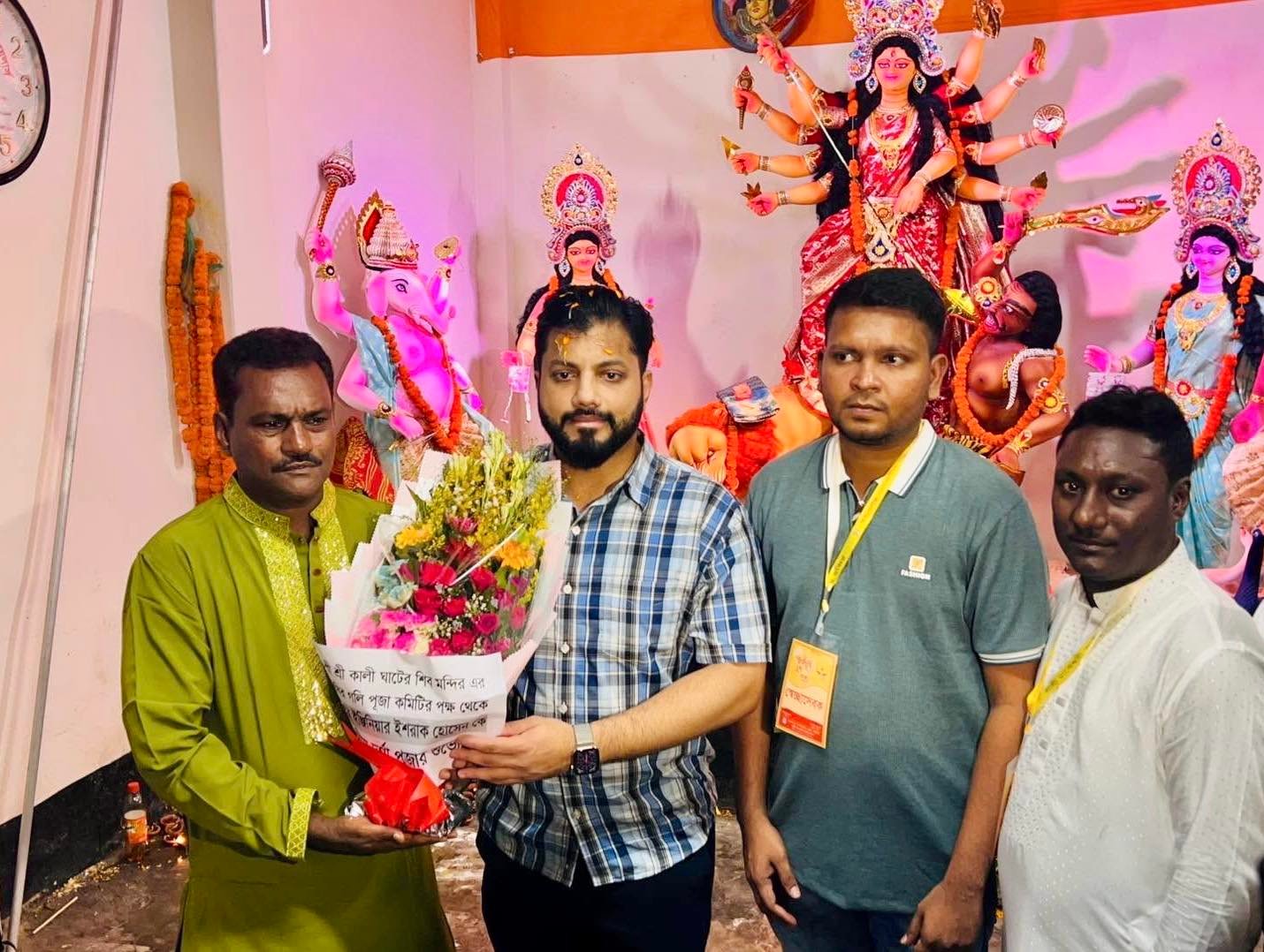 শারদীয় দুর্গাপূজা উপলক্ষে সূত্রাপুর ও গেন্ডারিয়ার পূজামণ্ডপ পরিদর্শন করলেন ইশরাক হোসেন