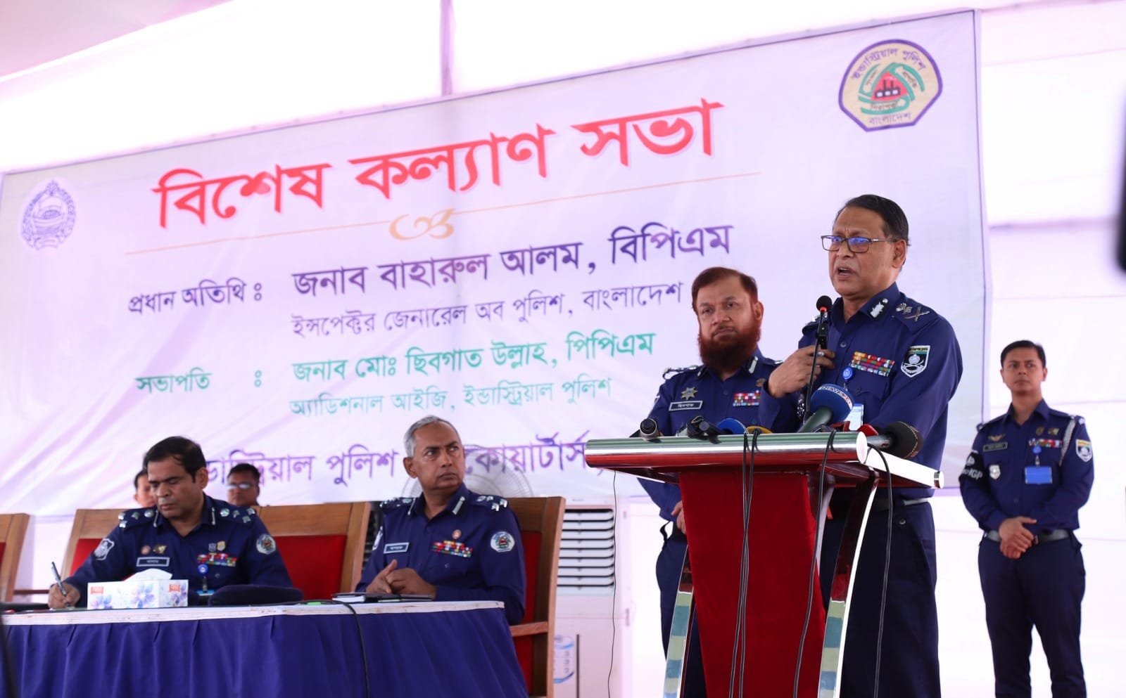 দাবি আদায়ের নামে কেউ রাস্তা অবরোধ করলে কঠোর ব্যবস্থা : আইজিপি