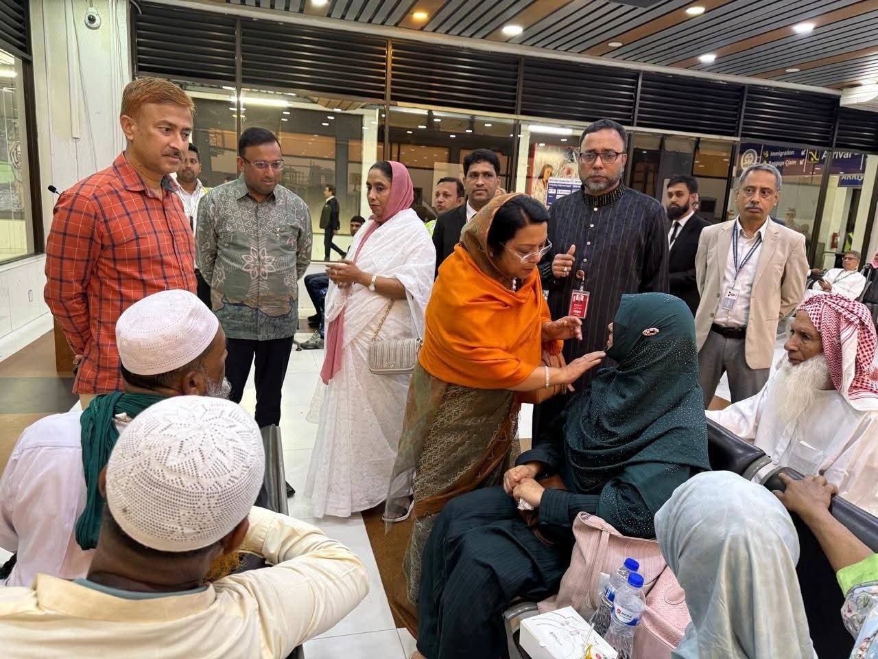 মধ্যপ্রাচ্য সংকটে ফ্লাইট স্থগিত আটকা যাত্রীদের দেখতে বিমানবন্দরে মন্ত্রী আফরোজা খানম রিতা ও প্রধানমন্ত্রীর উপদেষ্টা হুমায়ুন কবির