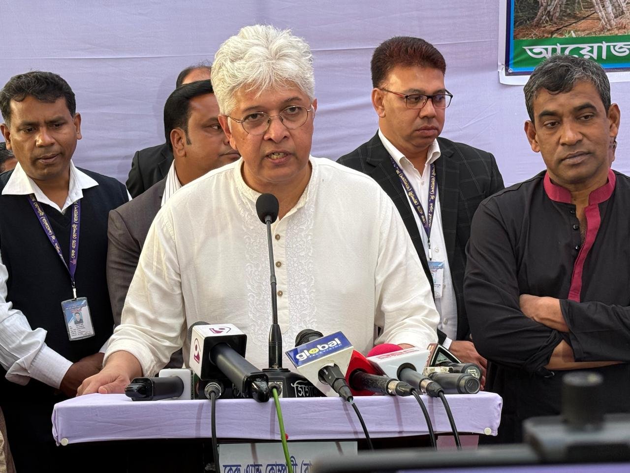 দেশে উৎপাদিত চিনি গুদামে মজুত থাকলে বাইরে থেকে চিনি আমদানি করা হবে না: শিল্প উপদেষ্টা