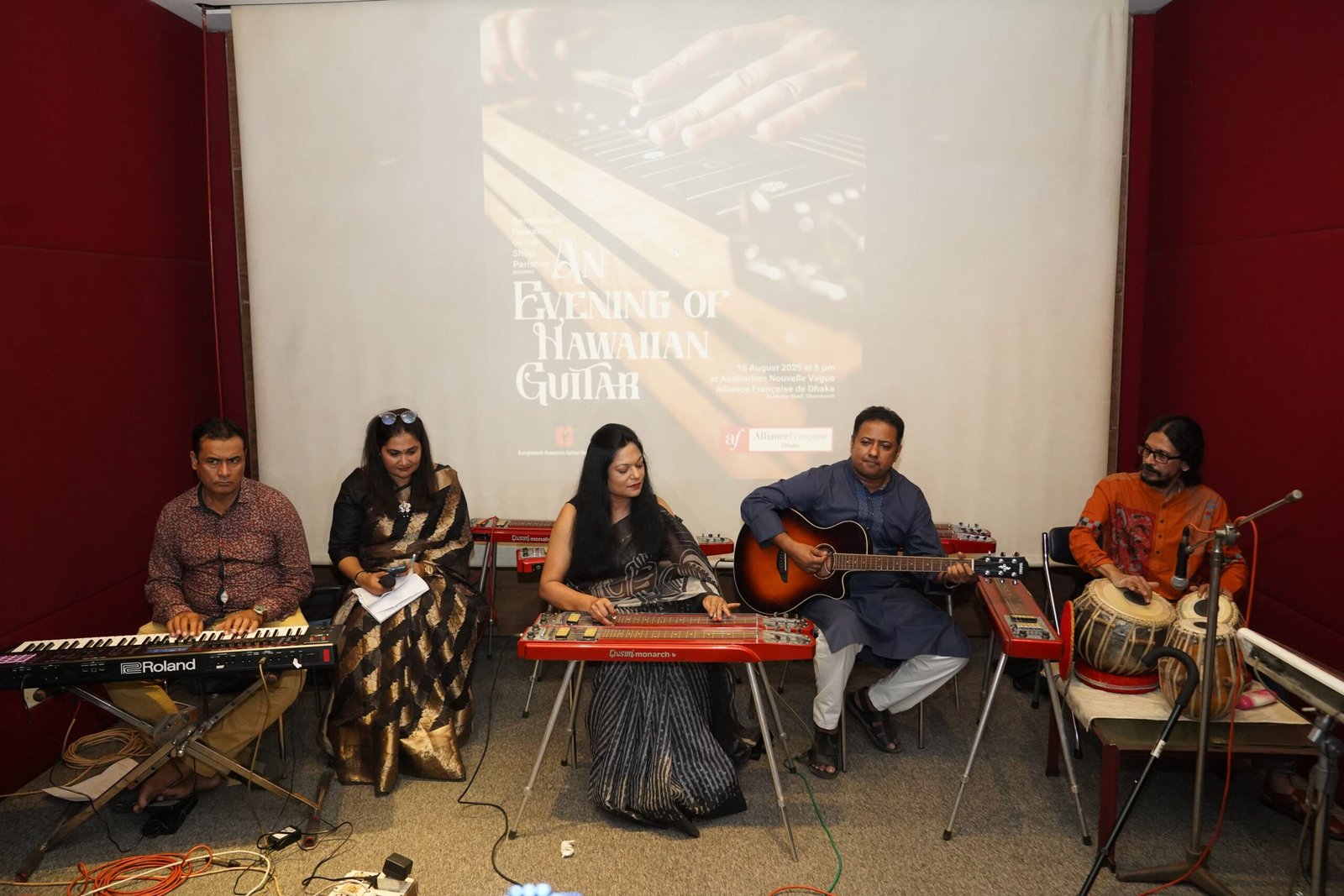 আলিয়ঁস ফ্রঁসেজ দ্য ঢাকায় সফলভাবে আয়োজন করেছে ‘অ্যান ইভনিং অব হাওয়াইয়ান গিটার’