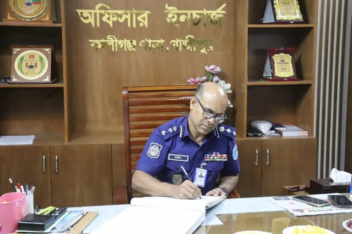 কালীগঞ্জ থানা আকস্মিক পরিদর্শনে গাজীপুরের পুলিশ সুপার
