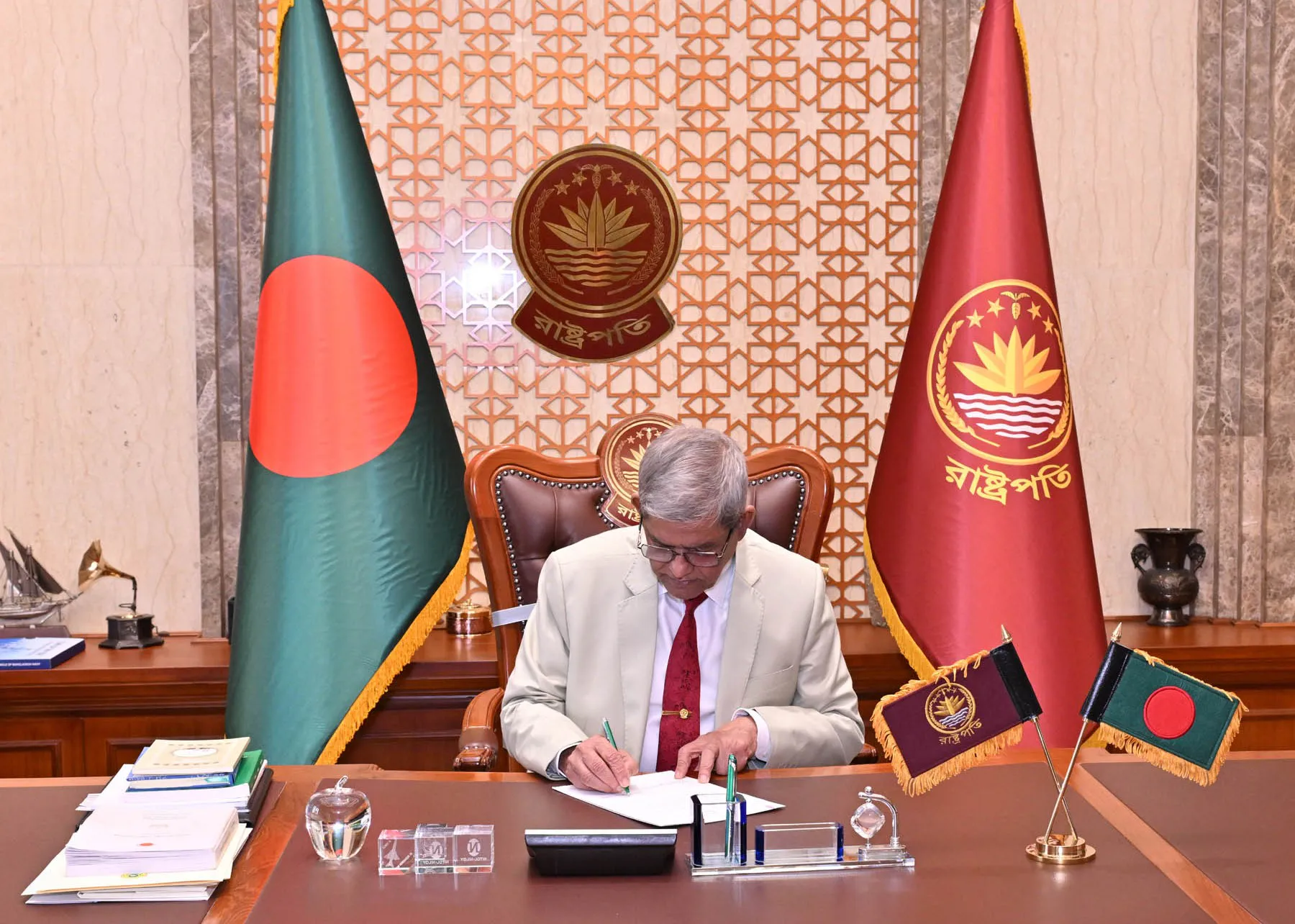 বঙ্গভবনে প্রথম দাপ্তরিক কার্যক্রম শুরু করলেন রাষ্ট্রপতি মির্জা ফখরুল