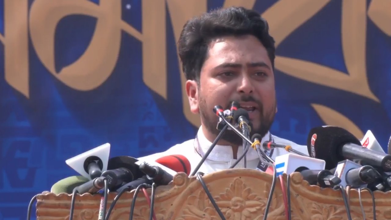 ভোটকেন্দ্রের ৪০০ গজের মধ্যে মোবাইল নেওয়ার ব্যাপারে সিদ্ধান্ত বাতিল না করলে ইসি ঘেরাওয়ের হুঁশিয়ারি নাহিদের