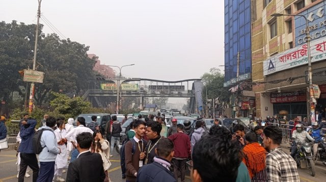 ফার্মগেটে শিক্ষার্থীদের সড়ক অবরোধ, যানবাহন চলাচল বন্ধ