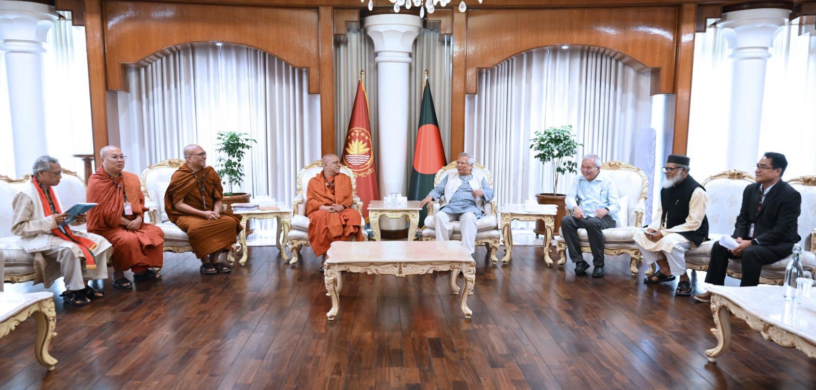 প্রবারণা পূর্ণিমা উপলক্ষে প্রধান উপদেষ্টার সঙ্গে শুভেচ্ছা বিনিময় করলেন বৌদ্ধ ধর্মীয় নেতৃবৃন্দরা
