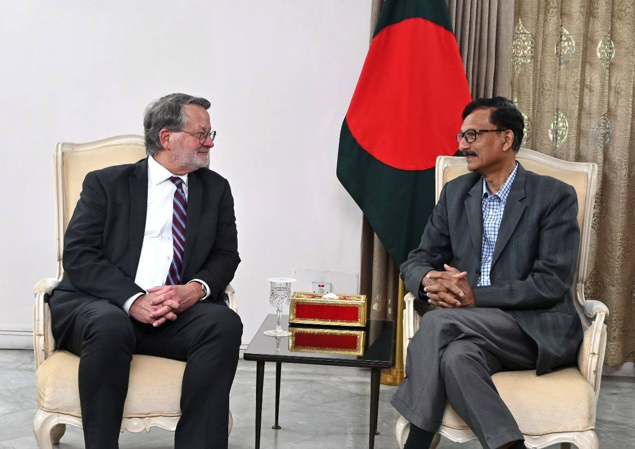 মার্কিন সিনেটর গ্যারি পিটার্স পররাষ্ট্র উপদেষ্টার সাথে সৌজন্য সাক্ষাৎ করেছেন