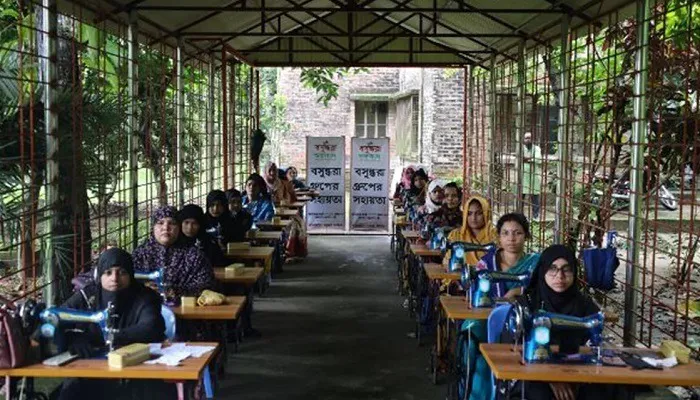 বসুন্ধরা শুভসংঘের উদ্যোগে সেলাই মেশিন পেলেন নেত্রকোনার ৪০ নারী