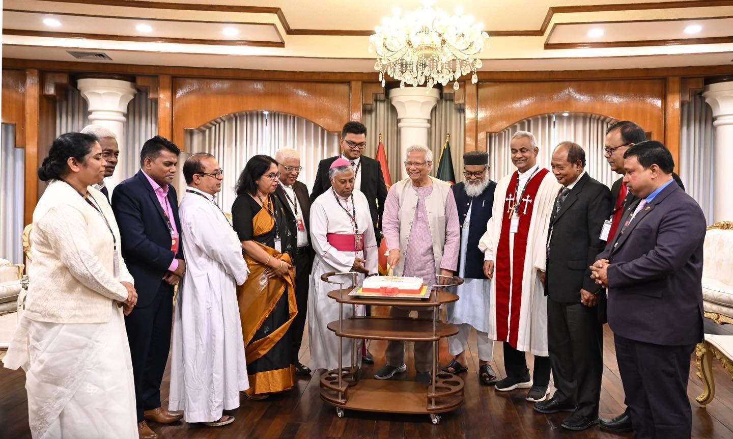 বড়দিন উপলক্ষে ধর্মীয় নেতাদের সঙ্গে প্রধান উপদেষ্টার শুভেচ্ছা বিনিময়